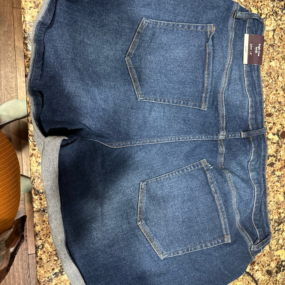 NWT Ava & Viv 22 W high-rise midi shorts